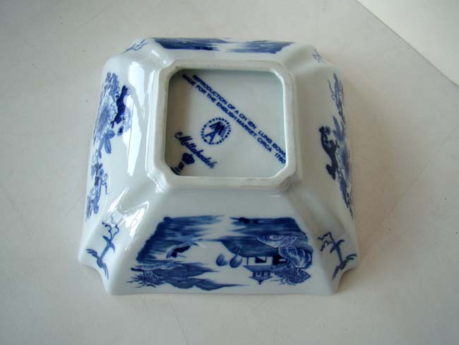 A reproduction of a chinese export Chien Lung period bowl (circa 1780) made by Mottahedeh for the Metropolitan Museum of Art — image 4